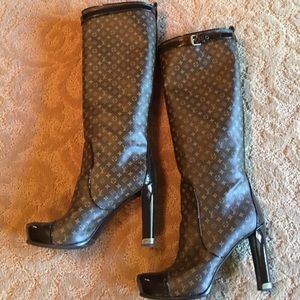 Louis Vuitton 💯 authentic boots.